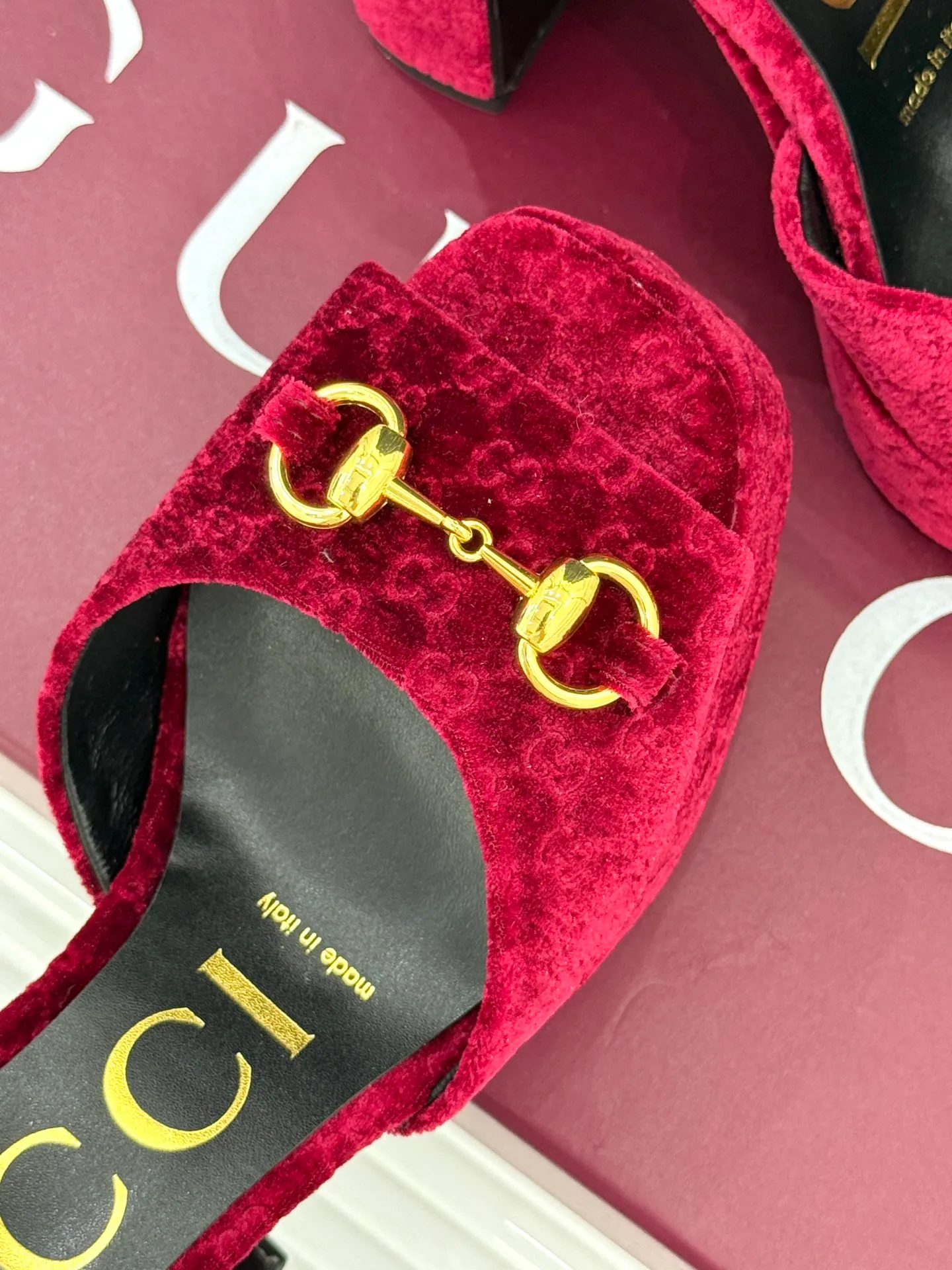 👟👟Ex-factory price 660👟👟 Gucci/Gucci classic horsebit pointed velvet square toe waterproof platform high-heeled sandals When the classic horsebit meets velvet texture, these sandals have become synonymous with elegance and individuality. The square toe design breaks the sharpness of the pointed toe and adds a bit of retro laziness. The delicate velvet upper feels luxurious and shows a high-end texture with the flow of light and shadow. Every step brings a gentle aura. The iconic metal horsebit embellishes the shoe body, instantly awakening brand recognition and cleverly blending retro style with modern fashion. The golden ratio of waterproof platforms and high heels not only lengthens the leg lines but also reduces walking pressure, allowing elegance without compromising comfort. Whether worn with a gorgeous dress to attend a dinner party or paired with retro jeans for a daily look, it can easily hold the spotlight and become the finishing touch in the look, highlighting unique taste and extraordinary style. The fabric is made of original customized velvet and the inner pads are all sheepskin. Heel height: 10.8 Water platform: 3.3 Italian imported genuine leather outsole size: 35-39 (40/41/42 customized)